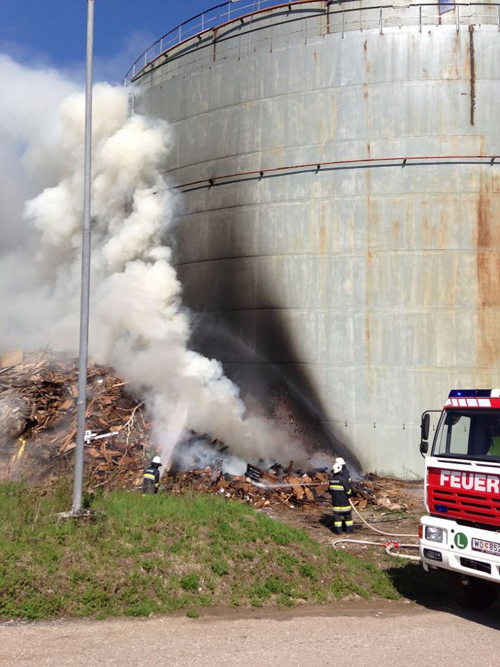 23.04.2013: Brand von Altholz